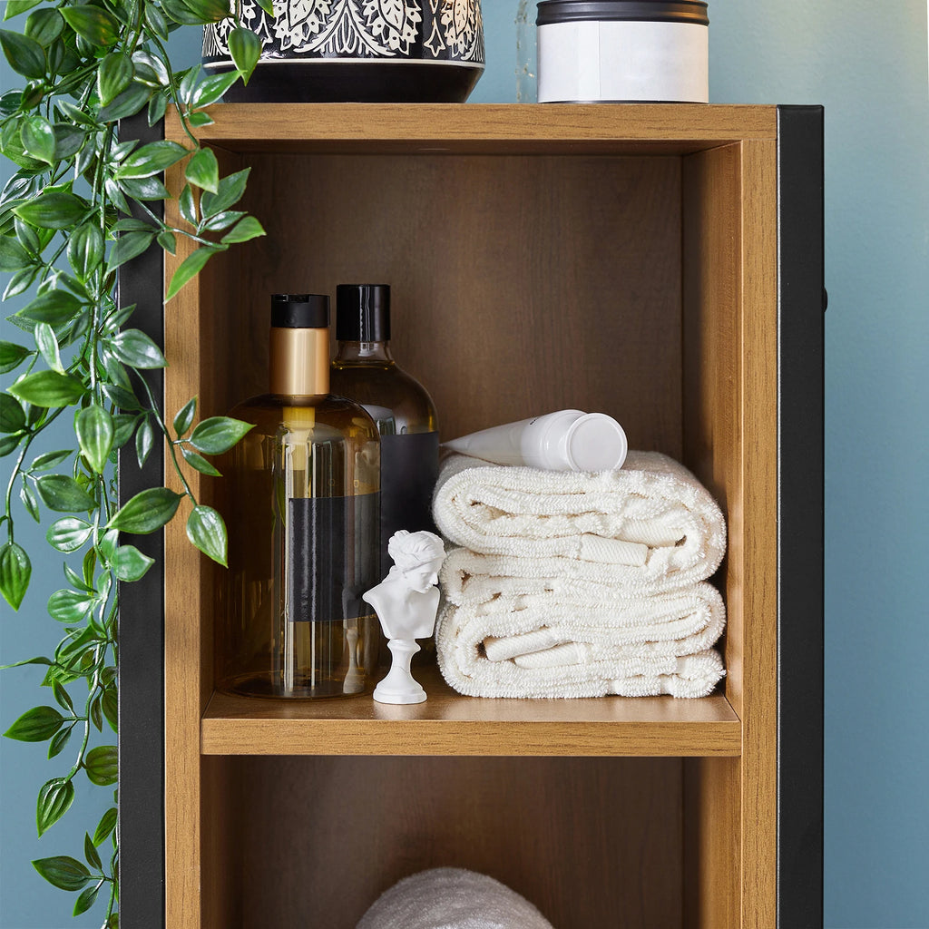 Columna de baño con puerta y estantes