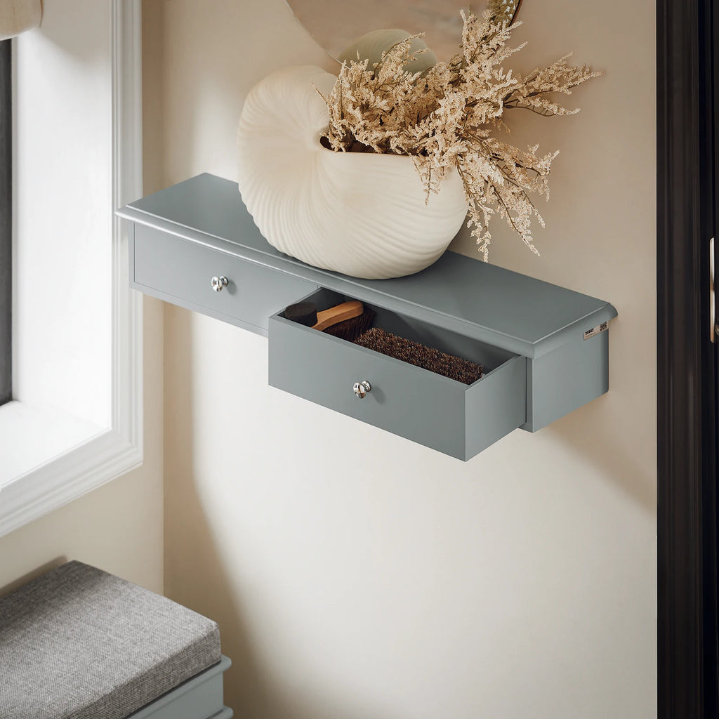 Estante gris con cajones