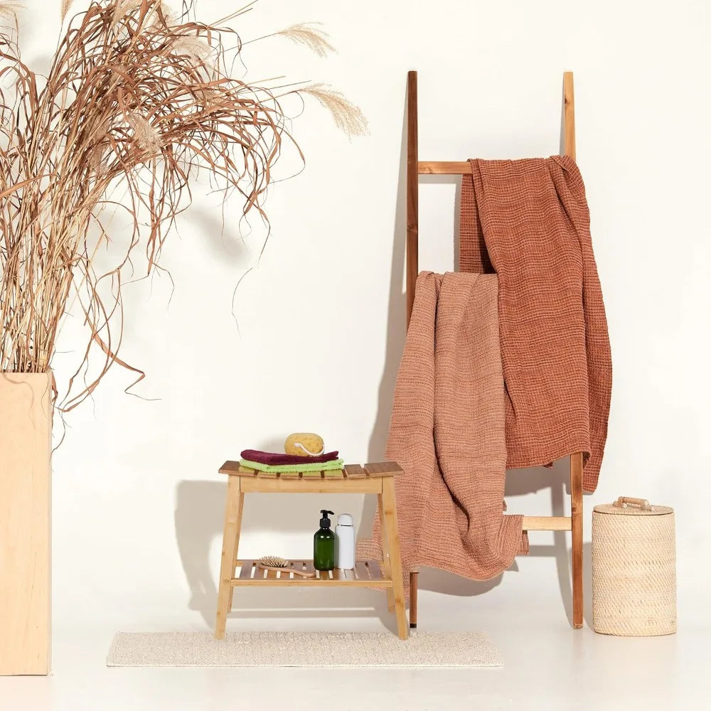 Banco de bambú con estante